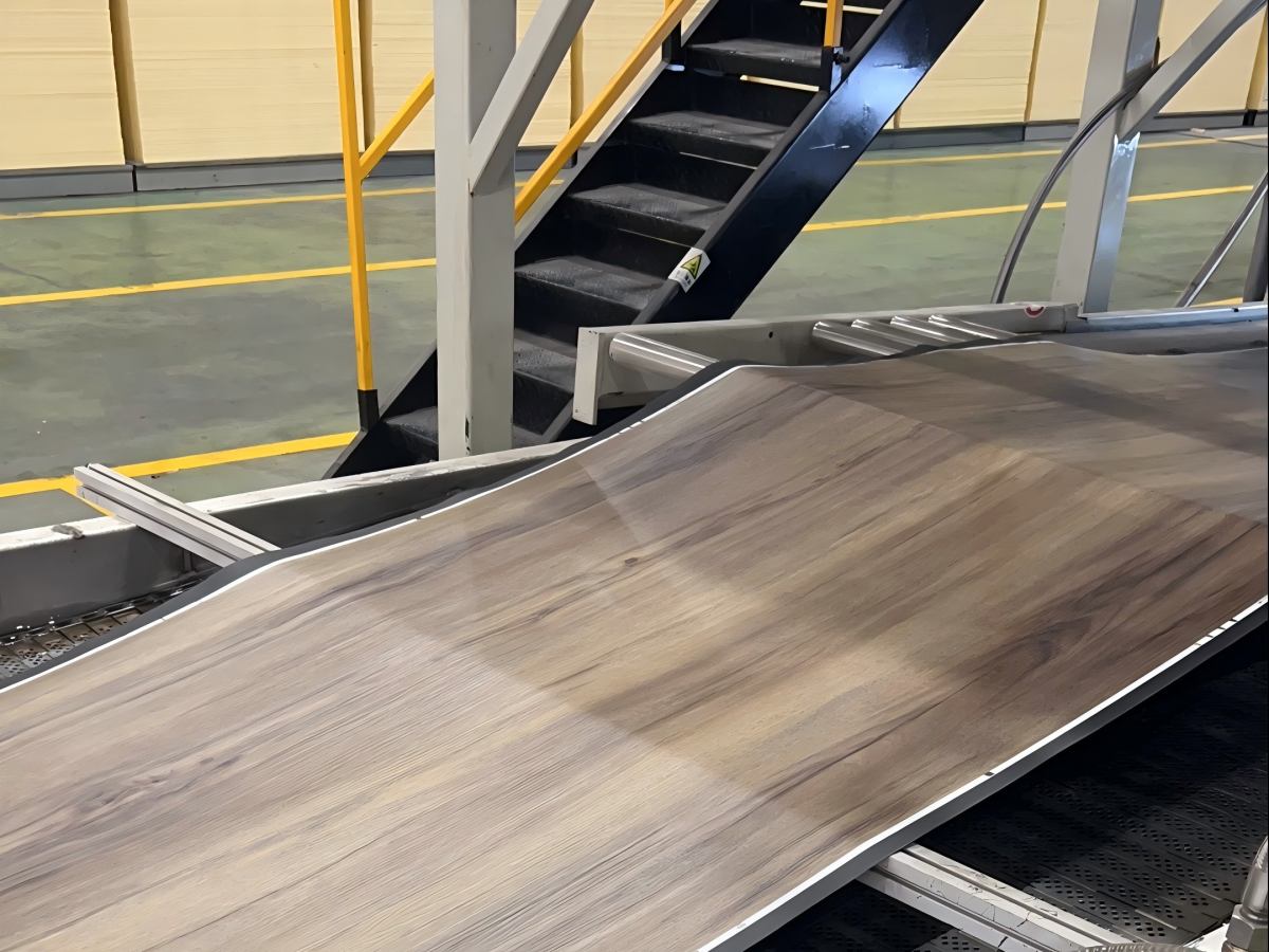Línea de extrusión de suelos LVT de doble capa