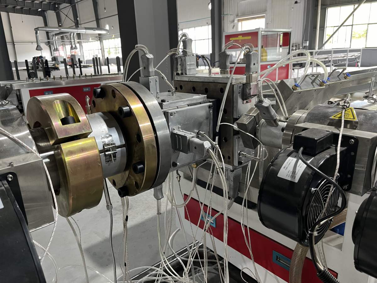 Línea de producción de marcos para ventanas y puertas de PVC