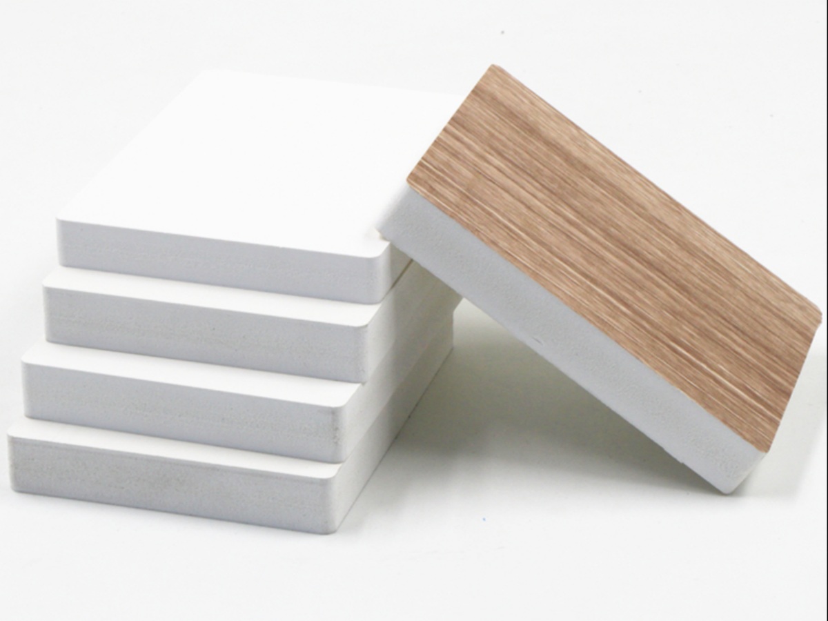 Línea de extrusión de tableros para muebles de WPC (PVC + Madera)